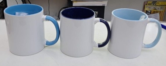 Caneca Cermica  Com interior e ala coloridas.  Capacidade: 325m